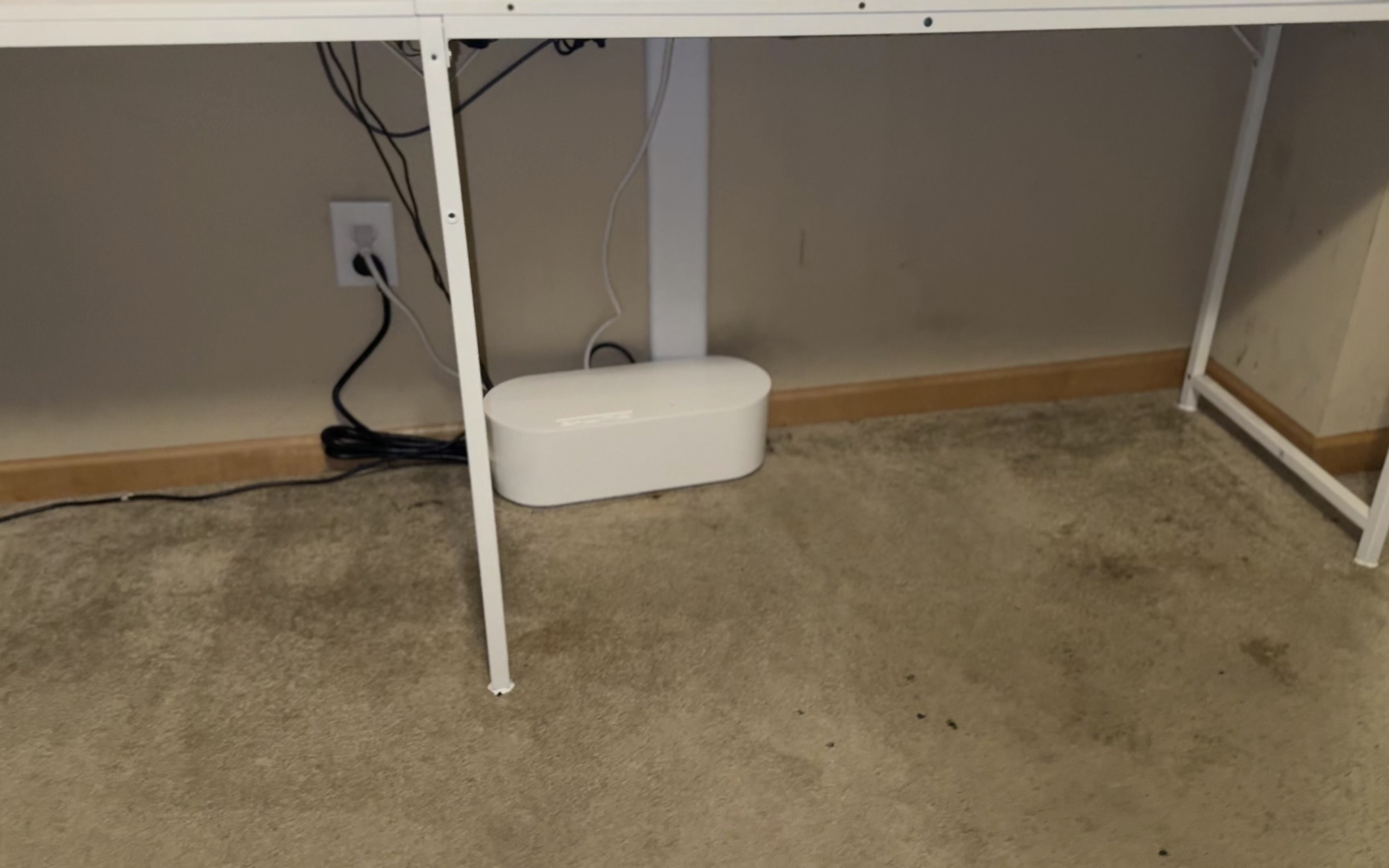 Clean cable management - under desk